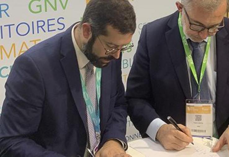 La signature de la convention entre Jean Foyer, pdg de Qairos Energies ( à gauche) et Frédéric Martin, directeur général délégué de GRDF, s'est déroulée mercredi midi, à l'occasion du salon des maires, à Paris..