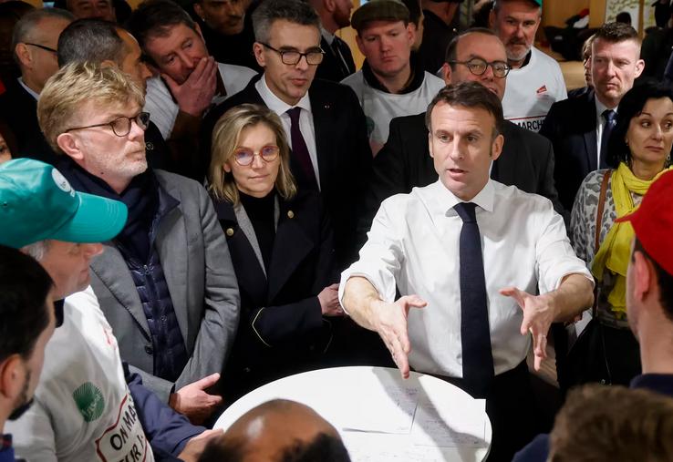 Emmanuel Macron a rencontré, au cours d'un échange improvisé, une trentaine de manifestants, agriculteurs et représentants des organisations syndicales.