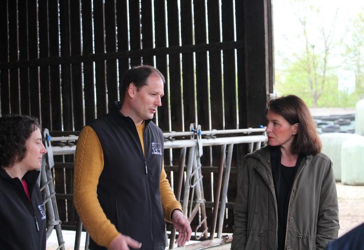 Claire et Mickaël Delhommois ont présenté leur élevage à la présidente du Conseil régional des Pays de la Loire pendant plus d'une heure.