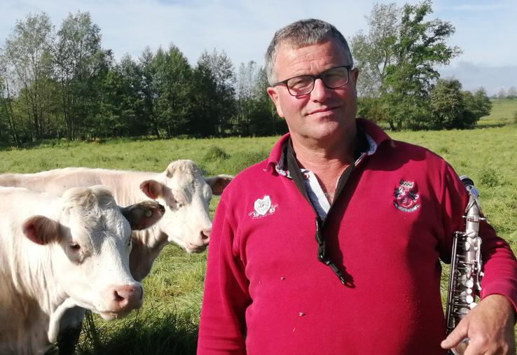 Chez Jacky Pezet à Duneau, la portance des sols et l'herbe trop haute ne permettent pas la sortie de tous les animaux au pâturage.