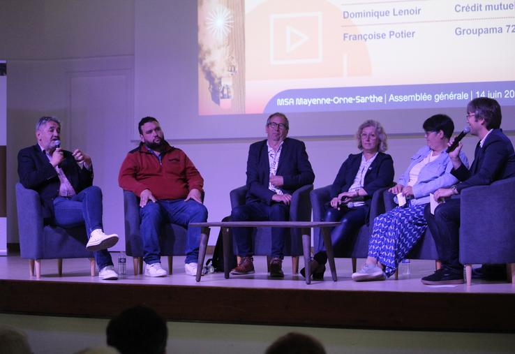 Les participants à la table ronde : Jean-Luc Duval, 2e vice-président d'Agrial, François Potier, ex-président des JA Mayenne, Dominique Lenoir, administrateur Crédit Mutuel, Françoise Potier, présidente Groupama Sarthe et Véronique Lahaye, éleveuse et déléguée MSA.