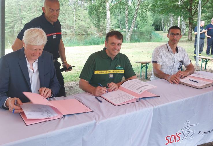 La signature de la convention sur les feux de forêt entre le monde agricole, l'ONF et le SDIS 72  permettra de mieux coordonner les actions sur le terrain.