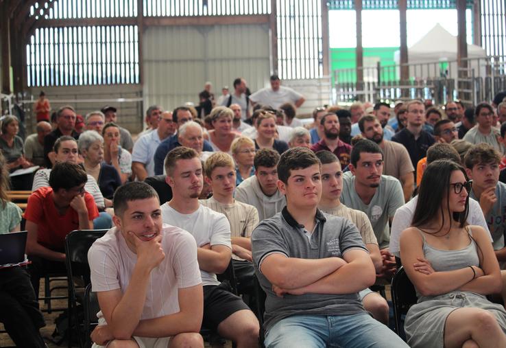 La journée a attiré de nombreux visiteurs, notamment 35 apprentis de la 1ère CGEA de l'AgroCampus de Pouillé (49).
A droite, Daniel Regner er son épouse, du Gaec de la Devinière, hôte de la journée viande.
En bas, les lauréats des Sabots de bronze.