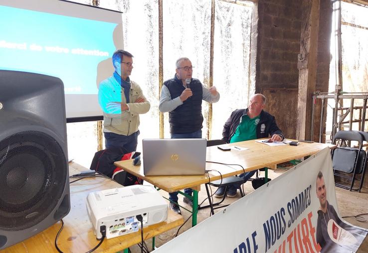 Patrick Bénézit, entouré de Laurent Ragot, président de la section bovine FDSEA et Raphaël Ralu, directeur du GDS 72.