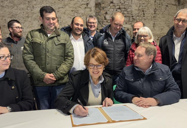 La ministre de l'Agriculture, ici aux côtés de Damien Greffin (FNSEA) a signé le 31 octobre la circulaire ordonnant la mise en place du contrôle administratif unique.