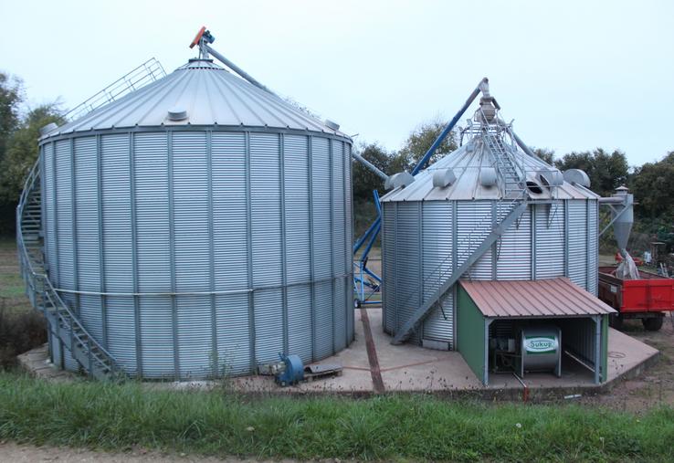 Francis et Guillaume Emery ont investi en 2019 dans un séchoir à maïs (à dr.) et une cellule de stockage (à g.) pour le grain sec.