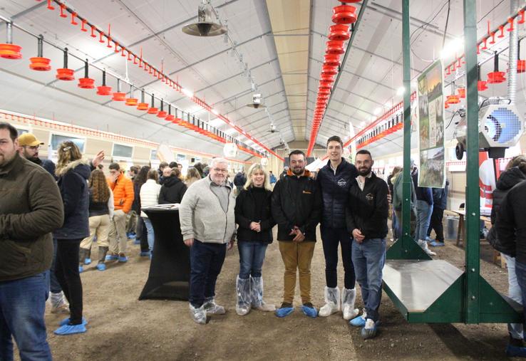 Didier Roguet (à g.) et son fils Florian (au centre), installé en mars 2024, ont monté ce poulailler avec l'OP volailles Nouri'Vrai : Loïc Parmentier et Alexandre Cadoux, technico-commerciaux (à dr.) et Aurélie Préhu, responsable d'OP, les accompagnent.