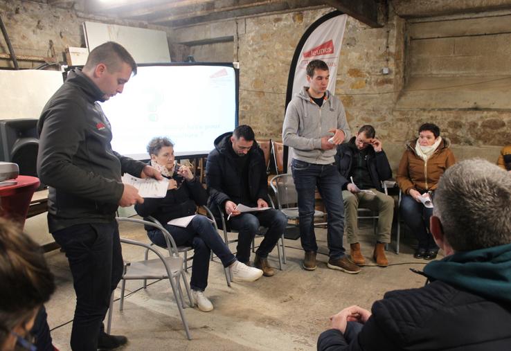 Benjamin Salmon (debout au centre) a présenté son projet d'installation lors d'une table ronde animée par Aubin Pageot (à g.) et rassemblant Dominique Huet, administratrice Cooperl, Arnaud Leblanc, technico-commercial Cooperl, et Annabelle Melaine, conseillère entreprise Chambre d'agriculture.