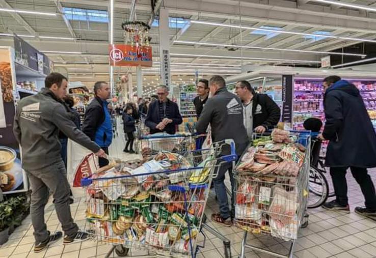 Les agriculteurs ont vérifié les prix et origines des produits au Leclerc d'Arçonnay et au Super U de La Chartre sur le Loir notamment.