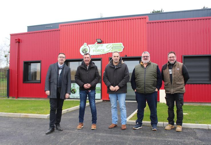 (De g. à dr.) : François Boussard, président de la communauté de communes du Sud Sarthe aux côtés des associés Thierry Peltier, Laurent Boudvin et Eric Tessier, ainsi que Bertrand Daude, magasinier d'Agro Force 3.