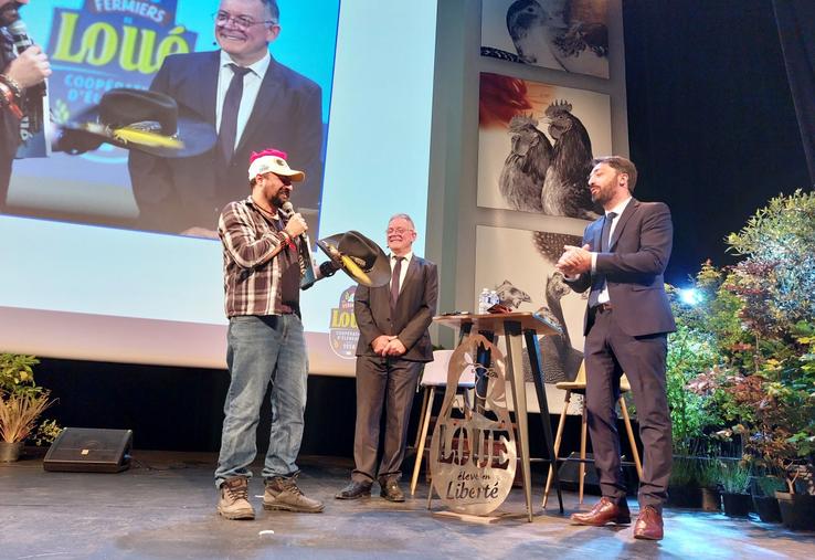 Erwan de la Fouchardière a offert la casquette des Fermiers de Loué à Serge Zaka, qui a dû quitter momentanément son chapeau de cow-boy.