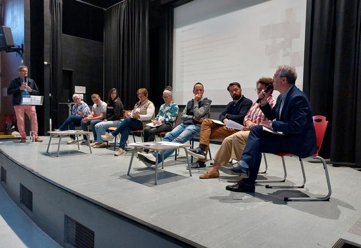 De g. à dr. : Christian Peltier, Nadia Robillard, Rémi Delangle et Eve Ruel-Pissot (étudiants), Isabelle Leballeur, Sandrine Fougeray et Fabien Lefol (éleveurs), Erwan de la Fouchardière, Isabelle Bouvarel et Bruno Mousset.