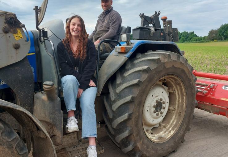 Romane aux côtés de son papa Gaël Peltiot, agriculteur à Louplande.