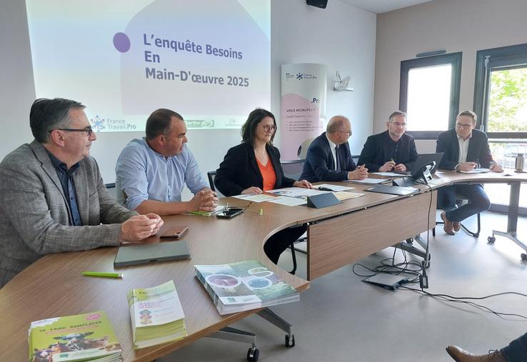 Anne-Marie Bardeau, directrice départementale de France Travail, entourée d'Emmanuel Aubry, préfet de la Sarthe, Jean-Luc Catanzaro, conseiller régional, Martin du Réau, dirigeant de l'entreprise Noras, Pascal Jousse, président d'Agri Emploi 72 et François Boussard, vice-président du conseil départemental de la Sarthe.