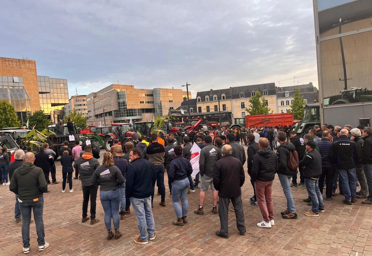 Les agriculteurs ont manifesté devant la préfecture du Mans lundi soir, avant de rencontrer le préfet.