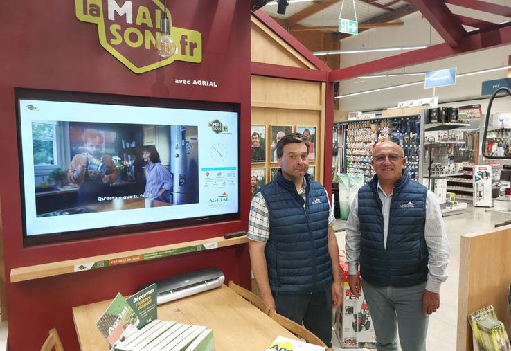 Yannick Besnard aux côtés de Philippe Potier au magasin LaMaison.fr, implanté à Maresché, depuis 2019.