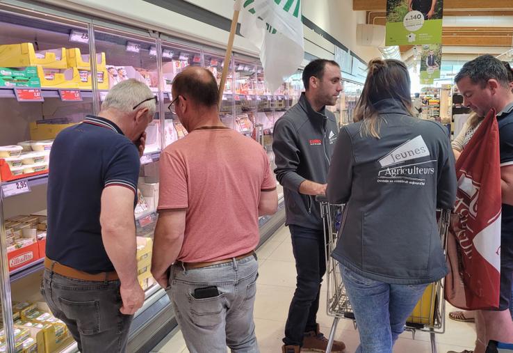Les agriculteurs mobilisés ici au Lidl de Béner. A droite, les produits laitiers non français sont sortis des rayons.