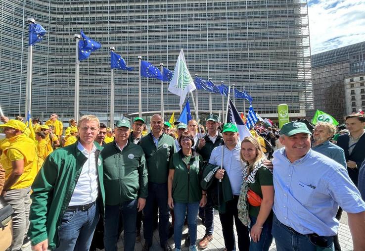 Une délégation de la FNSEA, menée par son président Arnaud Rousseau, accompagnée de Jeunes Agriculteurs, a participé le 16 juillet à Bruxelles à une marche symbolique aux côtés des syndicats agricoles européens du COPA-COGECA.