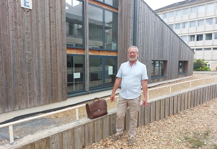 Arnaud Jeanson a fait sa rentrée comme enseignant au lycée Val de Sarthe, la semaine dernière, après une carrière d'éleveur laitier.