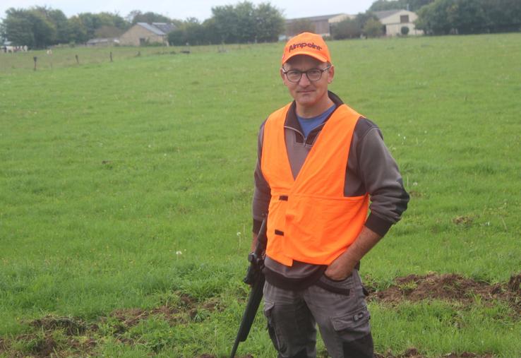 Damien Herpin a pris son permis de chasse pour protéger ses cultures.