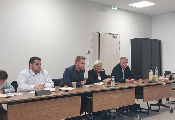 Le Rassemblement National (Pierre Vaugarny, Marie-Caroline Le Pen, Romain Lemoigne et Vincent Le Dimeet), Les Républicains (Clément Coulon, en haut à droite) et Les Ecologistes (Axel Lambert, en-dessous) ont répondu à l'invitation et sont venus entendre les préoccupations des agriculteurs sarthois.