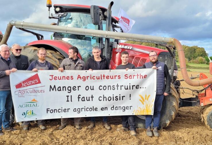 De gauche à droite : Jean-Loïc Landrein, Jean-Pierre Leballeur, Adrien Lhommeau, Léo Goupille, Pierre Leballeur, Mathis Gillard, Damien Rousseau.