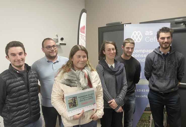 De gauche à droite : Paul Henri Tison (5e prix), Maxime Guimbreteau (président JA72), Eileen Egon (1er prix), Pauline Jouy (4e prix), Antoine Gaudemer (2e prix) et Lambert Doom.