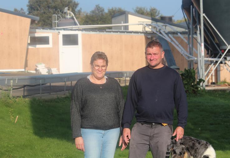 Sévérine et Tanguy Hamon ont aussi une SAU de 40 ha (blé, maïs, tournesol, colza). A droite, dans la salle de ramassage, entièrement automatisée.