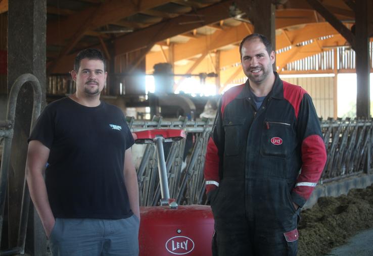 Guillaume et Julien Véron ont investi dans un  robot pousse-fourrage  Lely Juno A5.