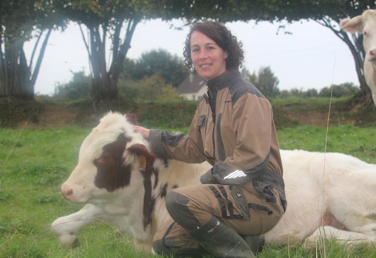 Pauline Jouy est à la tête d'une SAU de 380 ha dont près de 130 ha de prairies et des cultures : blé (80 ha), orge (20 ha), maïs grain (80 ha), colza (30 ha), ray-grass porte-graines (25 ha), luzerne (8 ha). 