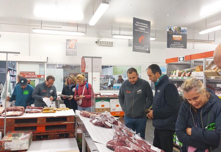Les agriculteurs ont mené des opérations de contrôle d'origine et de " stickage "  chez les grossistes de la Restauration hors domicile, Metro et Promocash, au Mans.