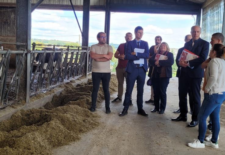 Le préfet Sébastien Jallet a visité l'exploitation du Gaec Lait'Loges à Saint-Georges-le-Gaultier