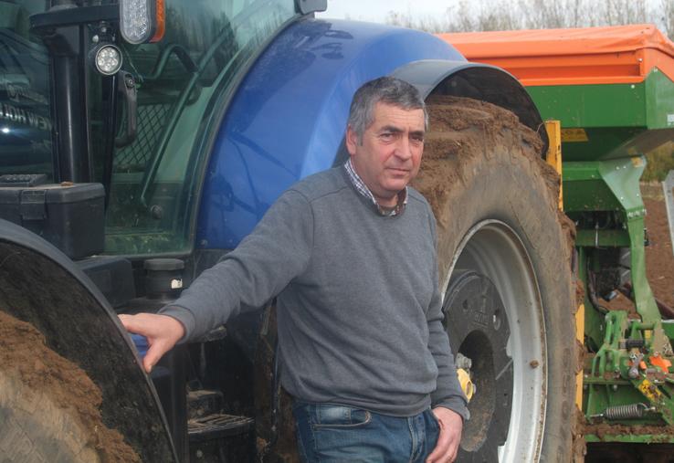 A Fercé-sur-Sarthe, Olivier Patoureau sème de la féverole depuis six ans, sur huit à dix hectares.