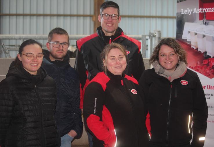 Pernel (apprentie), Hugo (salarié), Xavier Lefevre et Marine Burin, Camille Coulon (commerciale Lely) : une belle équipe.