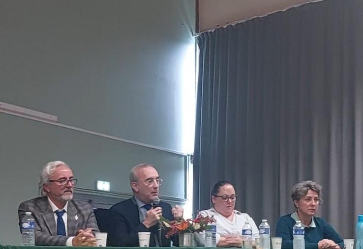 Le "droit à mourir" était le sujet de la table ronde. A la tribune, Eric Martineau, Jean-Carles Grelier, docteure Isaline Massus et Corinne Labbetoul, infirmière spécialisée.