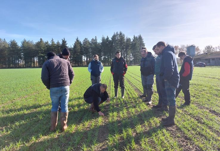 Florent Leblois a réuni les membres de son groupe d'Ecommoy pour faire un point sur les cultures en place, le 18 novembre, chez Stéphane Leroux.