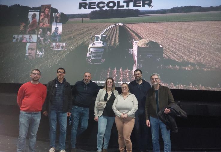 L'équipe du film « Semer et récolter » lors de l'avant-première au CGR de St Saturnin, aux côtés du président de la Chambre d'agriculture de la Sarthe, Philippe Dutertre.