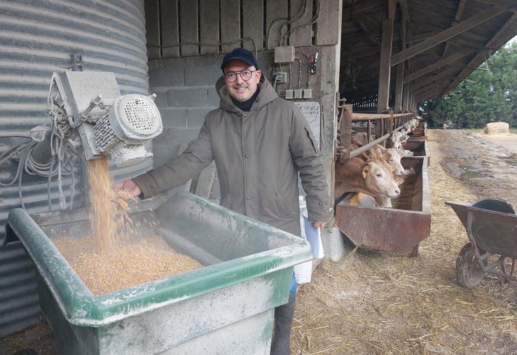 Stéphane Morihain a opté pour une ration sèche à base de maïs grain.
