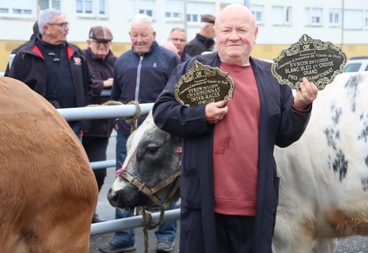 Emmanuel Strauss, éleveur à Beaumont-sur-Sarthe, au milieu de ses deux championnes, avec le prix de championnat inter-races femelles et le grand prix de championnat Blanc bleu et croisé.