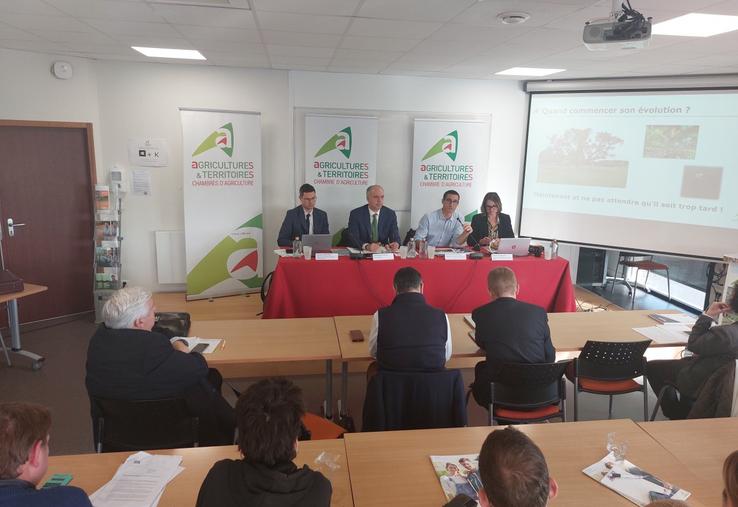À la tribune de la session Chambre d'agriculture du 4 décembre, étaient réunis, de g. à dr., Marc Séverac, directeur de la DDT72, Sébastien Jallet, préfet de la Sarthe, Philippe Dutertre, président de la Chambre d'agriculture de la Sarthe et Isabelle Allain, sa directrice.
