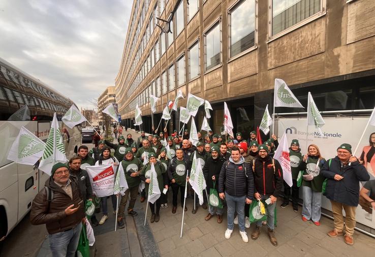 Les agriculteurs sarthois et ligériens à leur arrivée à Bruxelles jeudi.