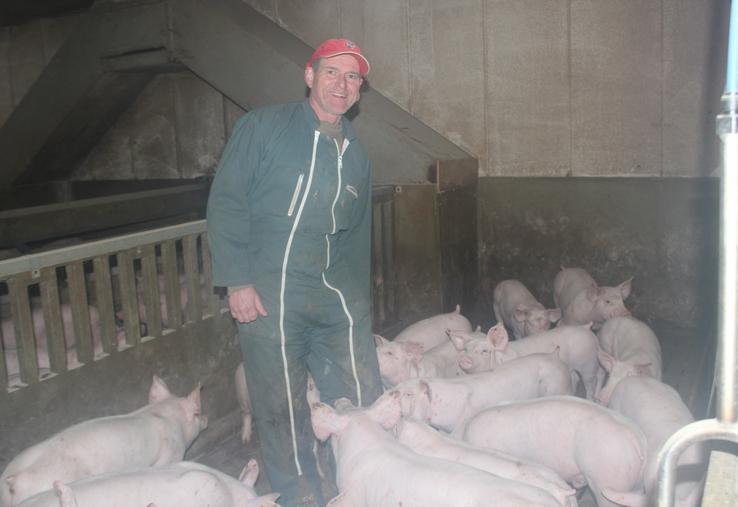Christophe Vovard dans une des 12 cases comptant 13 porcelets chacune. A droite, Juliette Rochard, animatrice commerciale et qualité chez Porc Armor.