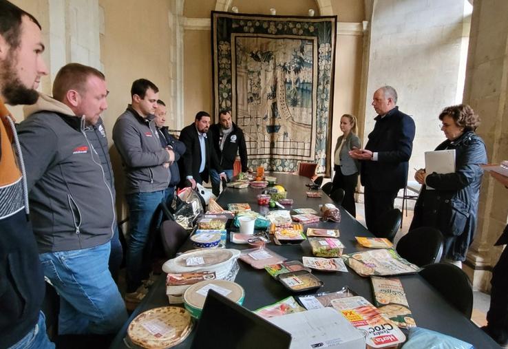 Les agriculteurs ont apporté au préfet les produits d'origine étrangère, à la traçabilité douteuse, prélevés dans les camions.