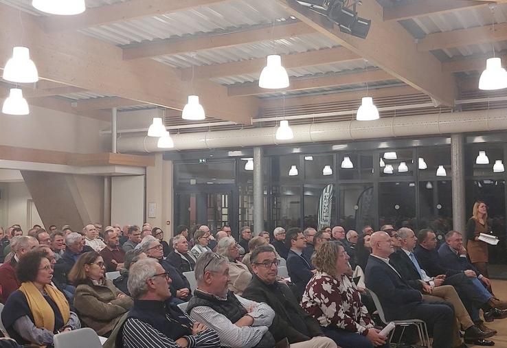 L'AG de la FDSEA, en présence de Bruno Mousset (LDC), Jean-Luc Duval (Agrial) et Franck Laborde (AGPM) a réuni 200 adhérents à Rouillon. L'occasion de rendre hommage à Denis Pineau, président sortant.