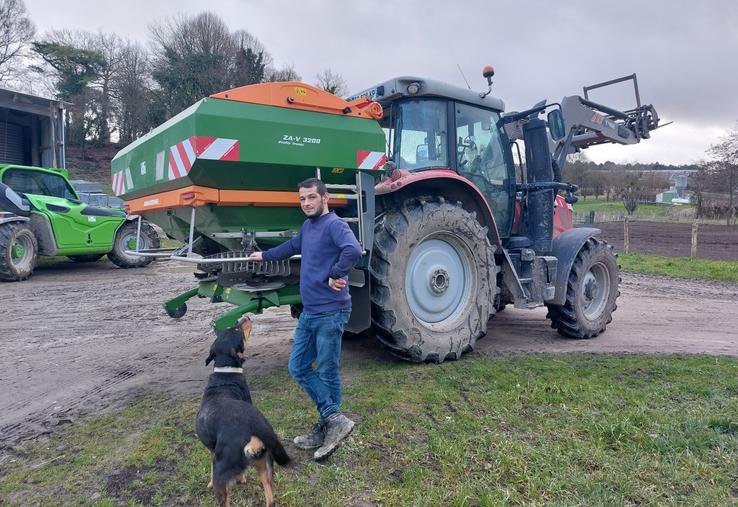 Primaël Bourmault, associé du Gaec de l'Étang, a investi avec sa famille dans un épandeur porté Amazone ZA-V 3 200 l.