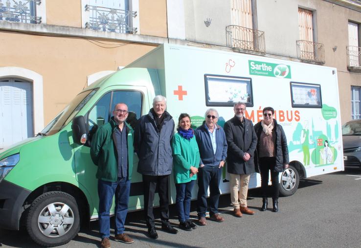 Le Médibus sur la Place du Mail à St-Calais. De gauche à droite, Frédéric Comin, Dominique Le Mèner, Delphine Néré, une des deux infirmières, le Docteur Grosse, Tony Bouvet, cadre de santé et responsable du projet, et Françoise Lelong.