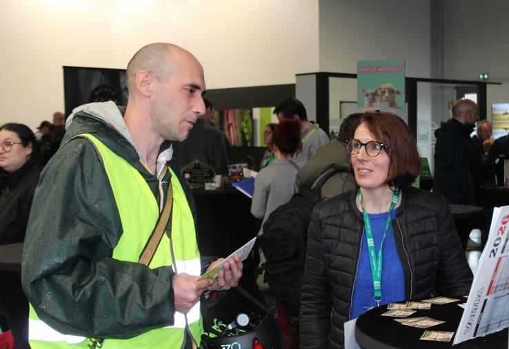 Florence Simon, du Gaec Simon-Leverrier au Lude. A droite, David Champion (Gaec Porcinet à Pirmil) est venu offrir quelques conseils au Forum. En bas, Julien Plouze fait confiance au Ged avec deux apprentis sur son exploitation à Montaillé.