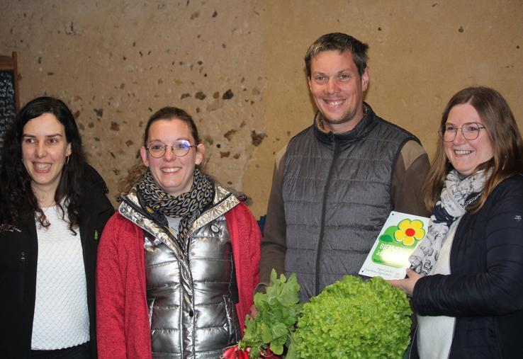 De g. à d. : Céline Bonnier, animatrice du réseau Bienvenue à la Ferme ; Ophélie Pelletier (Distillerie Pelletier, La Chapelle Huon), membre du réseau qui a remis la plaque officielle ; Julien et Aurélie Rousseau.