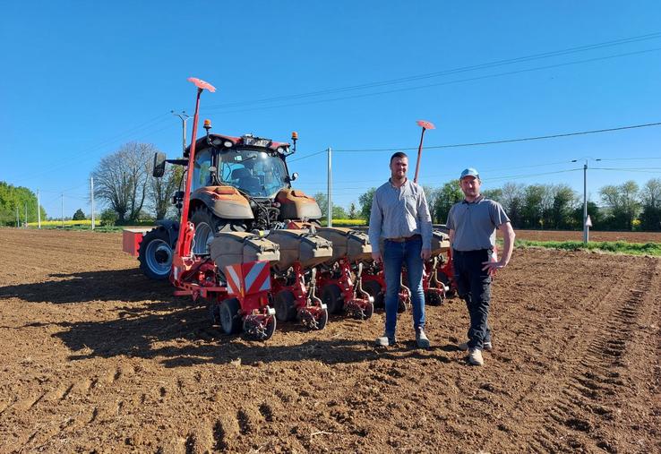 Louis Besnard (à g.) est venu semer le maïs grain de Frédéric Bellanger (à dr.) le 8 avril.