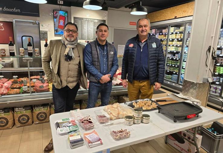 Mickaël Croiseau (à droite), dans un Carrefour Express à Paris, nouveau point de vente.